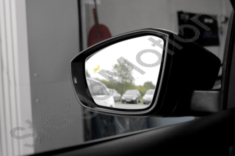 Asistente de cambio de carril incluido asistente de estacionamiento para Skoda Karoq NU7